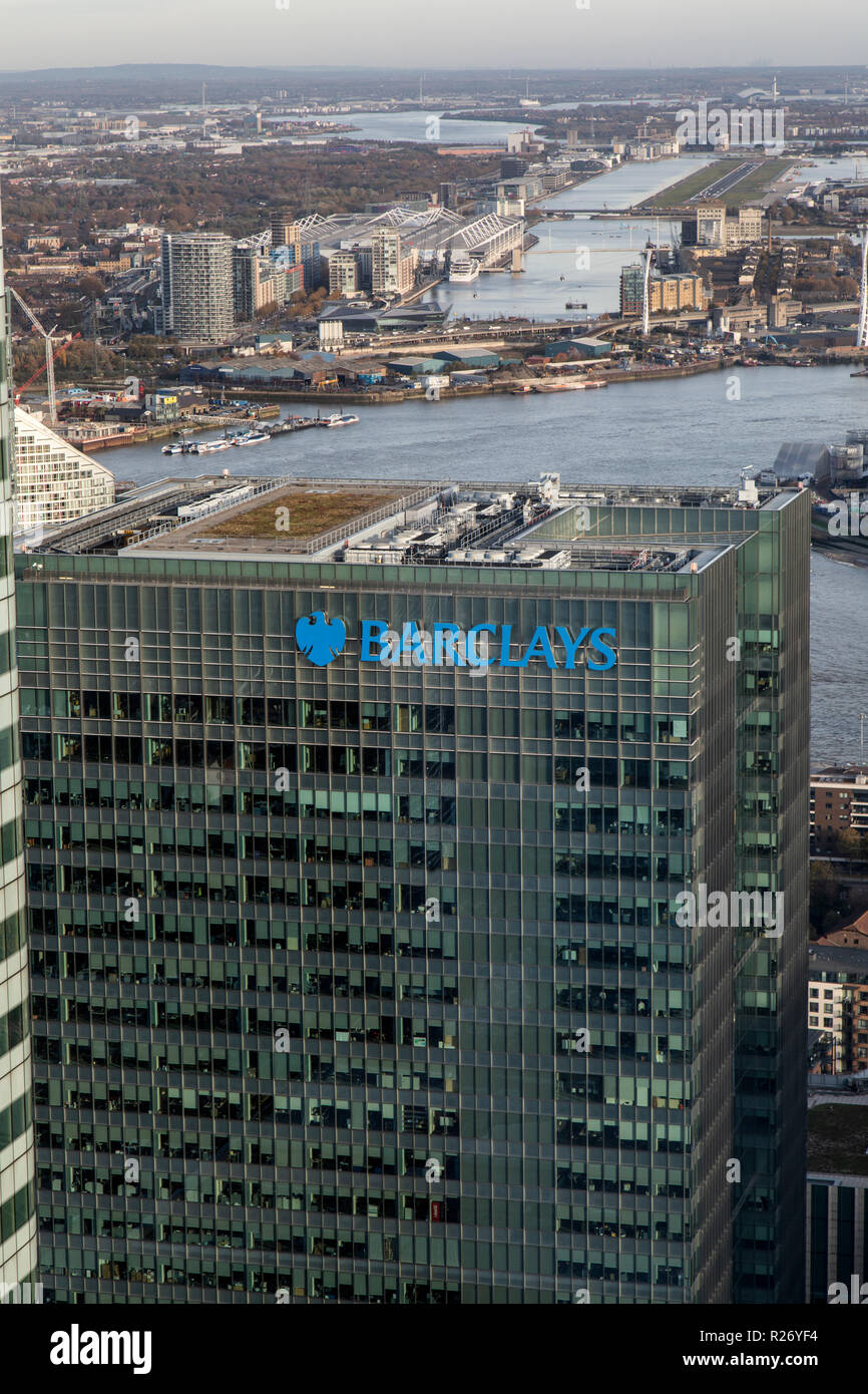 Blick nach oben in der Barclays Bank Hauptsitz am Churchill in Canary Wharf, London, mit dem London City Airport im Hintergrund. Stockfoto