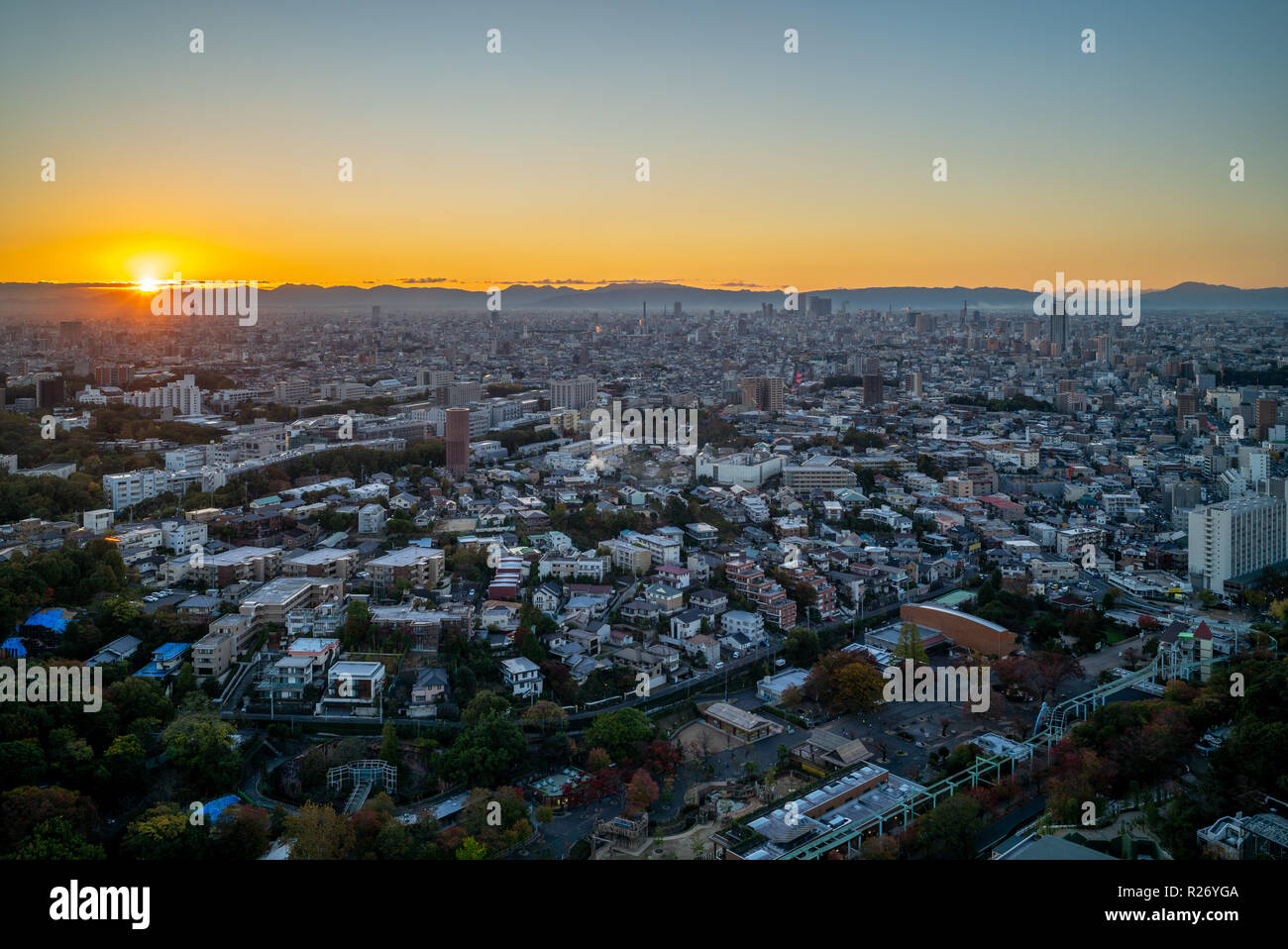 Stadtbild der Stadt Nagoya in Japan in der Abenddämmerung Stockfoto