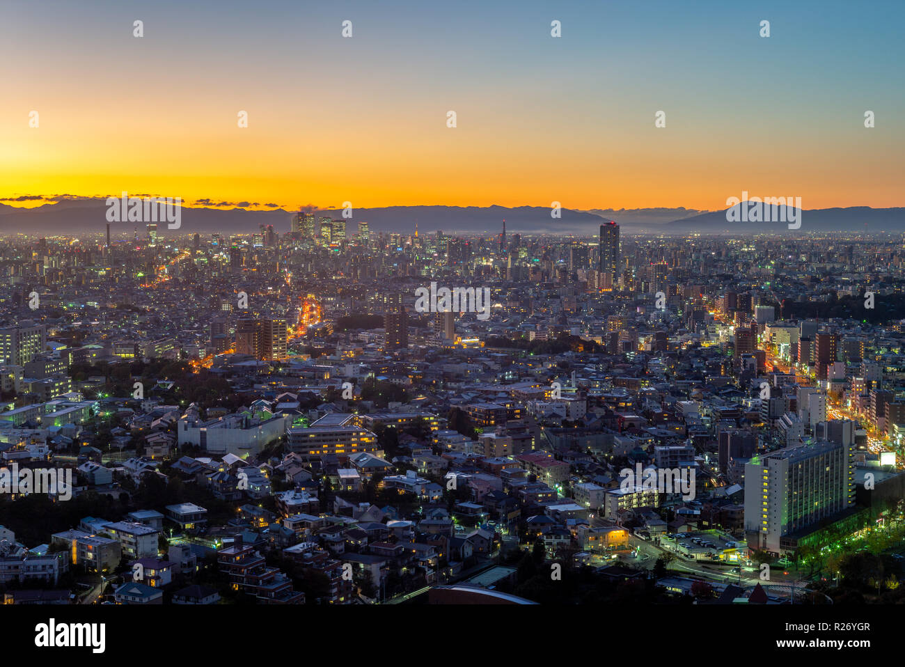 Stadtbild der Stadt Nagoya in Japan in der Abenddämmerung Stockfoto