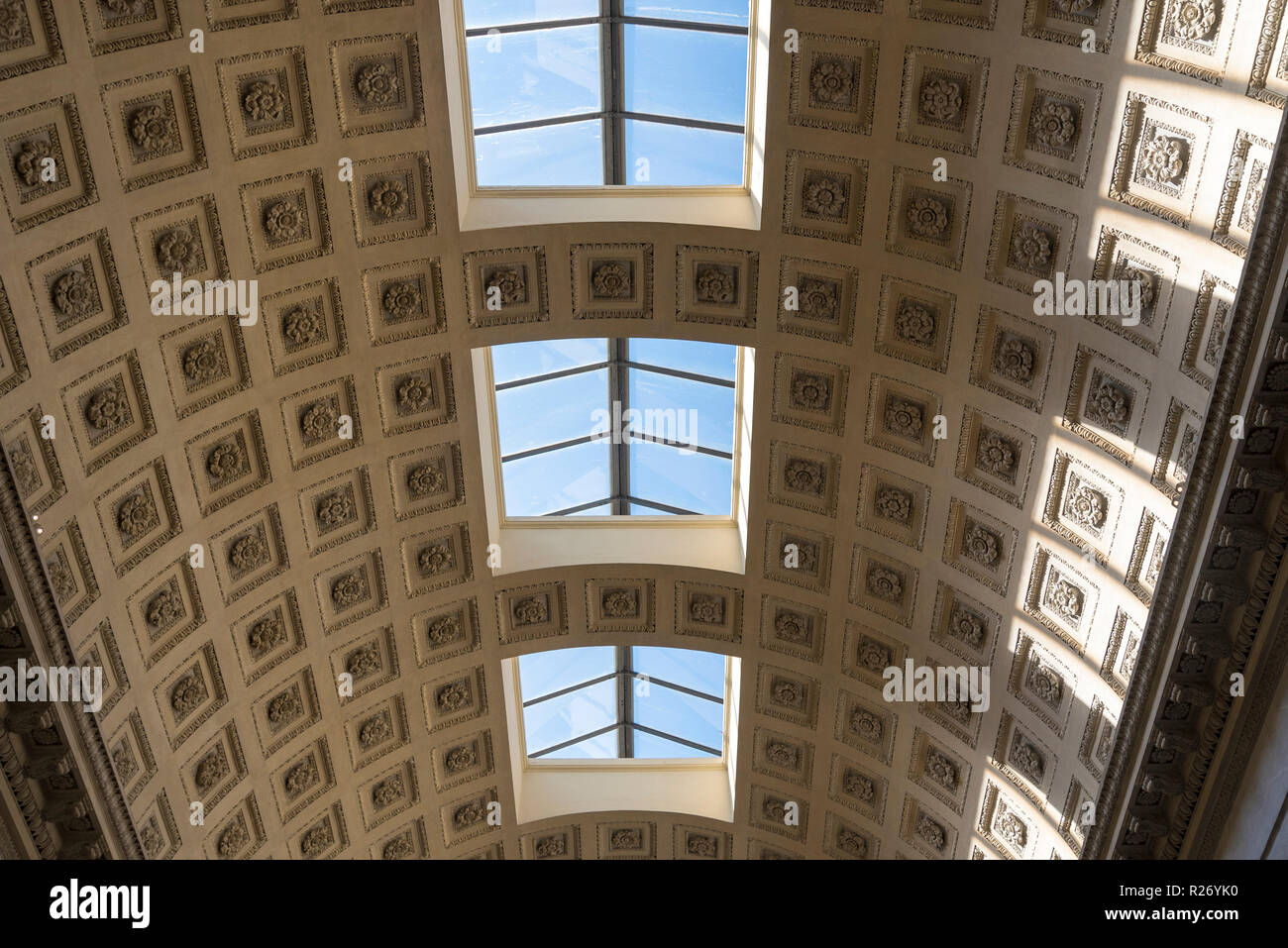 Decke in den Vatikanischen Museen, alte Decke mit Windows. Attraktion von Rom in Italien. Stockfoto