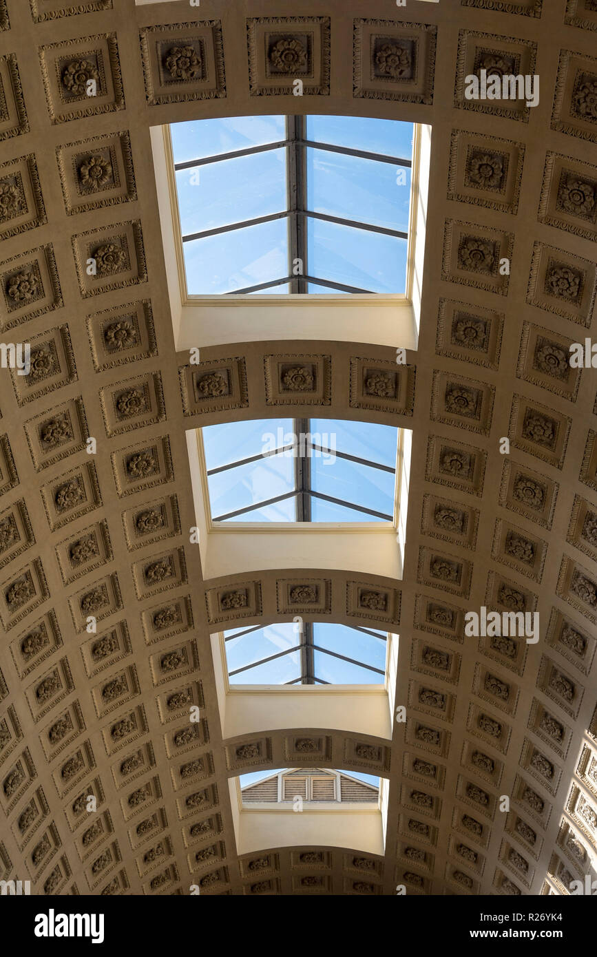 Decke in den Vatikanischen Museen, alte Decke mit Windows. Attraktion von Rom in Italien. Stockfoto