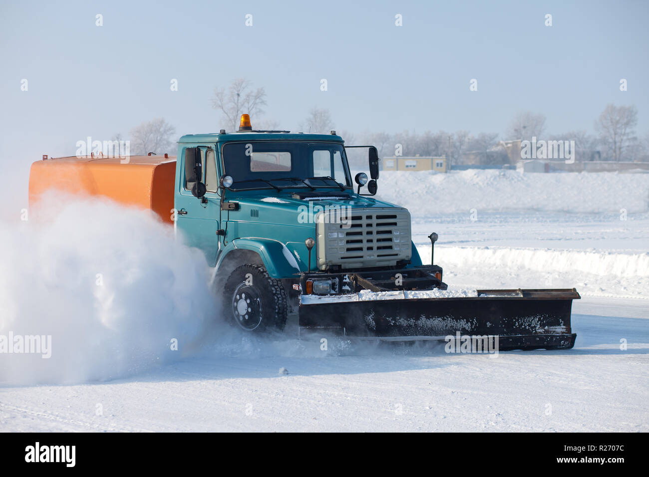 Schneepflug ist die Reinigung einer Straße und Schnee fliegen um es Stockfoto