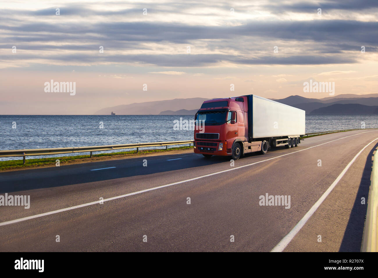 Red Truck auf einer Straße in der Nähe des Meeres Stockfoto