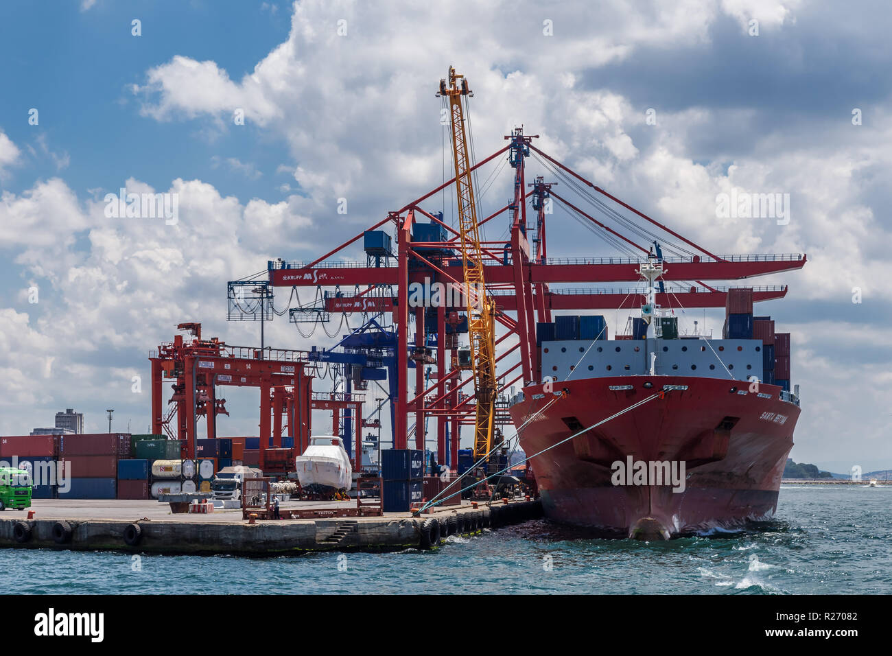 Istanbul, Türkei, Juni 9, 2013: Containerschiff in Haydarpasa Container Terminal. Stockfoto