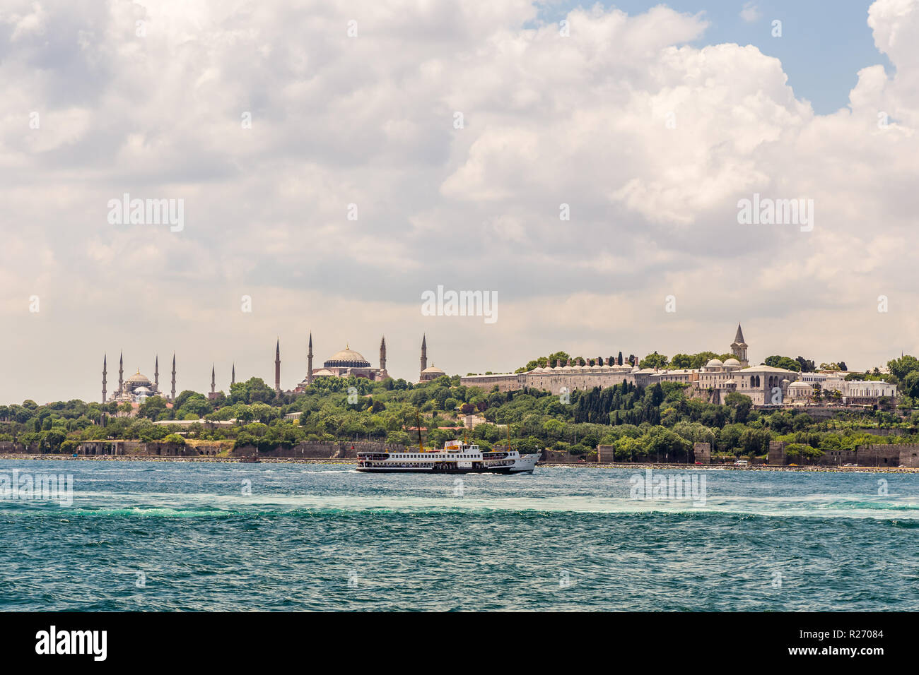 Istanbul, Türkei, Juni 9, 2013: Blick über den Bosporus, der Topkapi Palast, der Hagia Sophia (Hagia Sofia) und die Blaue Moschee. Stockfoto