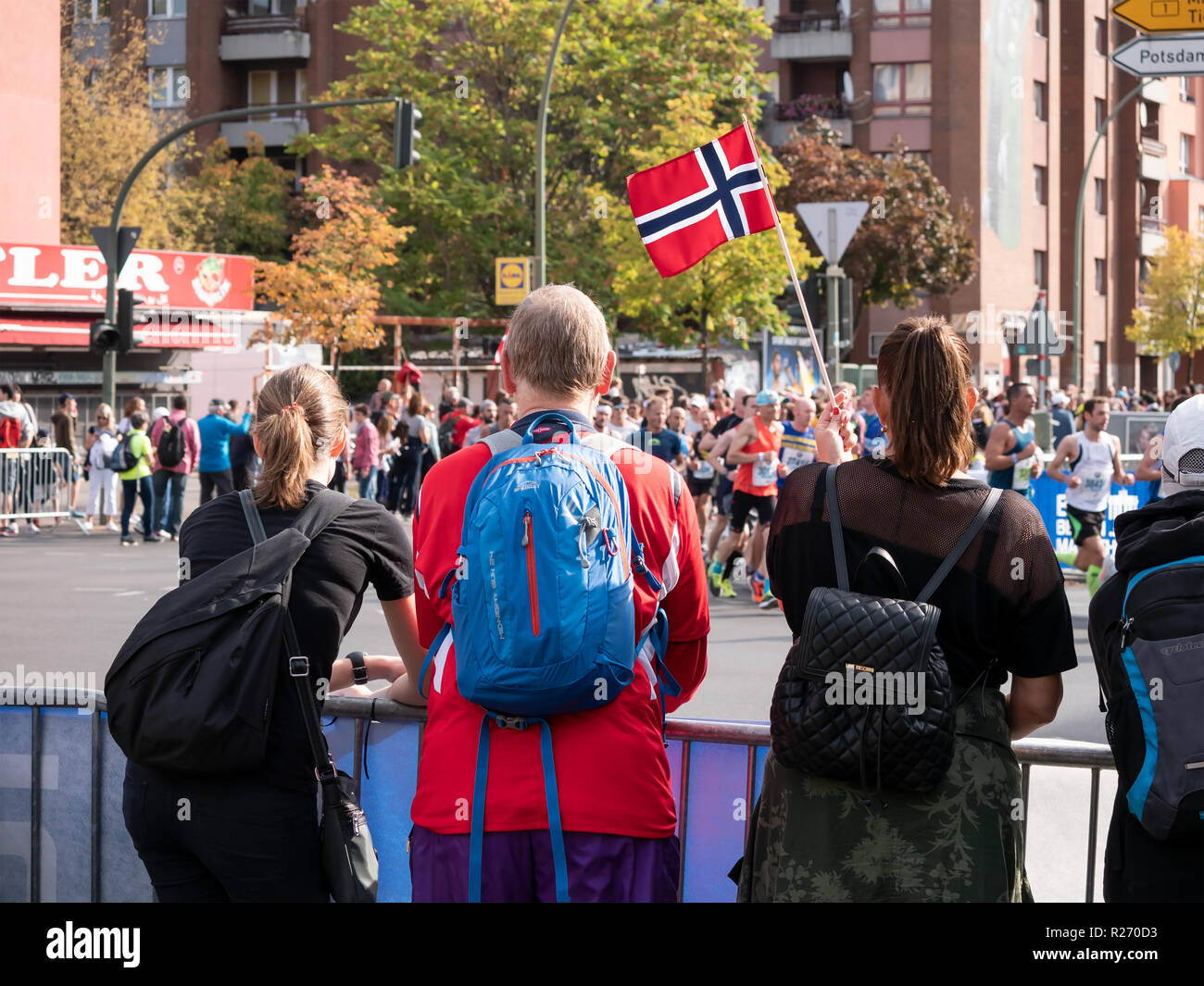 BERLIN, DEUTSCHLAND - 16. SEPTEMBER 2018: Zuschauer mit norwegischer Flagge und Läufern an Berlin Marathon 2018 in Berlin, Deutschland Stockfoto