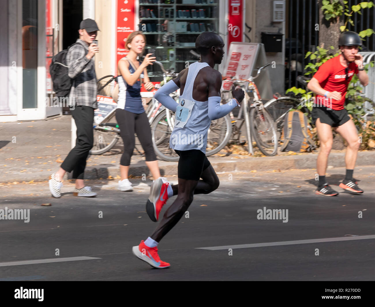 Berlin Deutschland 16 September 2018 Kenianische Langstreckenlauferin Eliud Kipchoge Lauft Weltrekord Am Berlin Marathon 2018 In Berlin Deutschland Stockfotografie Alamy