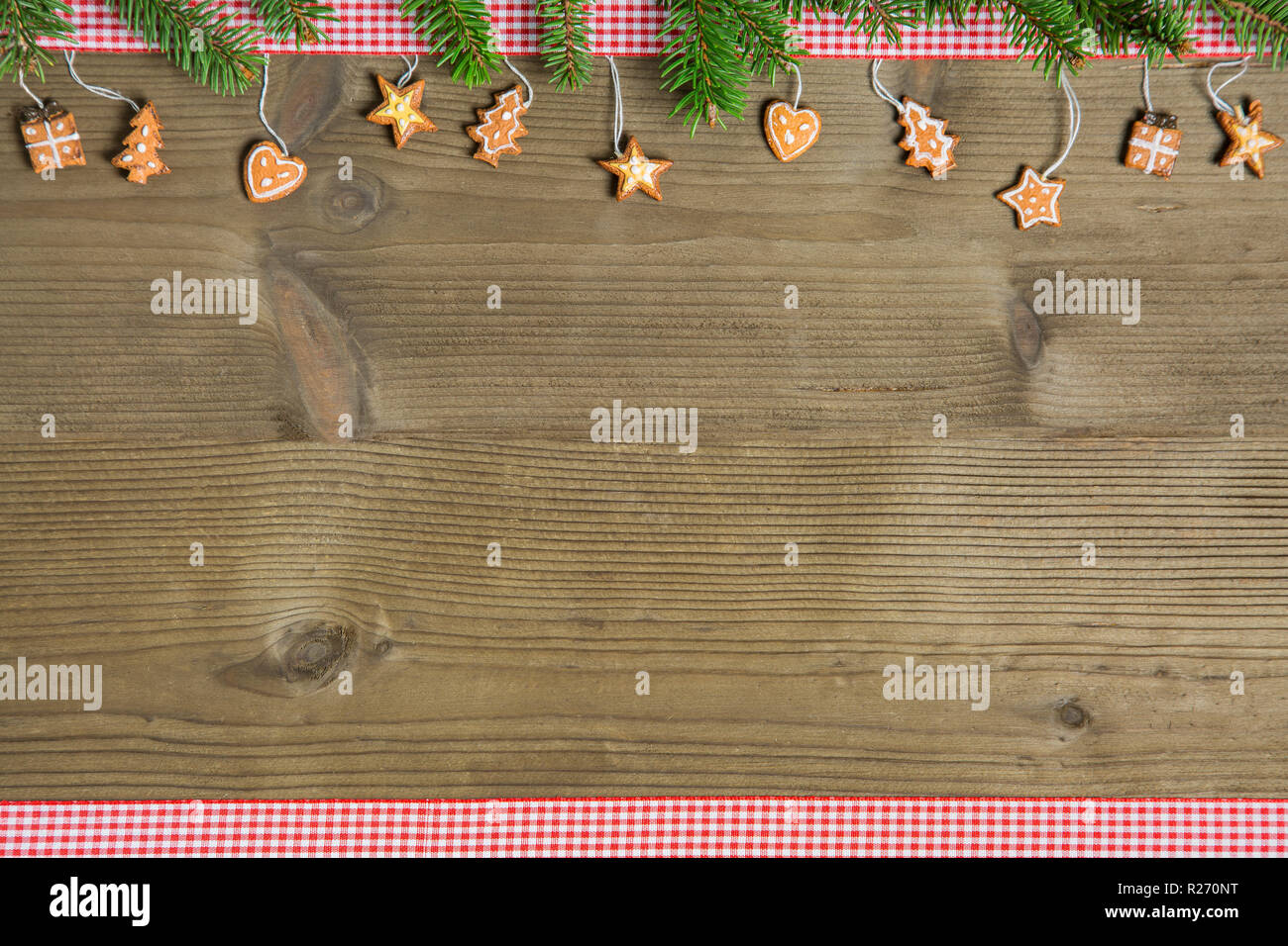 Zusammensetzung von Weihnachtsschmuck, mit Tannenzweigen und Tuch, ideal als Hintergrund Stockfoto