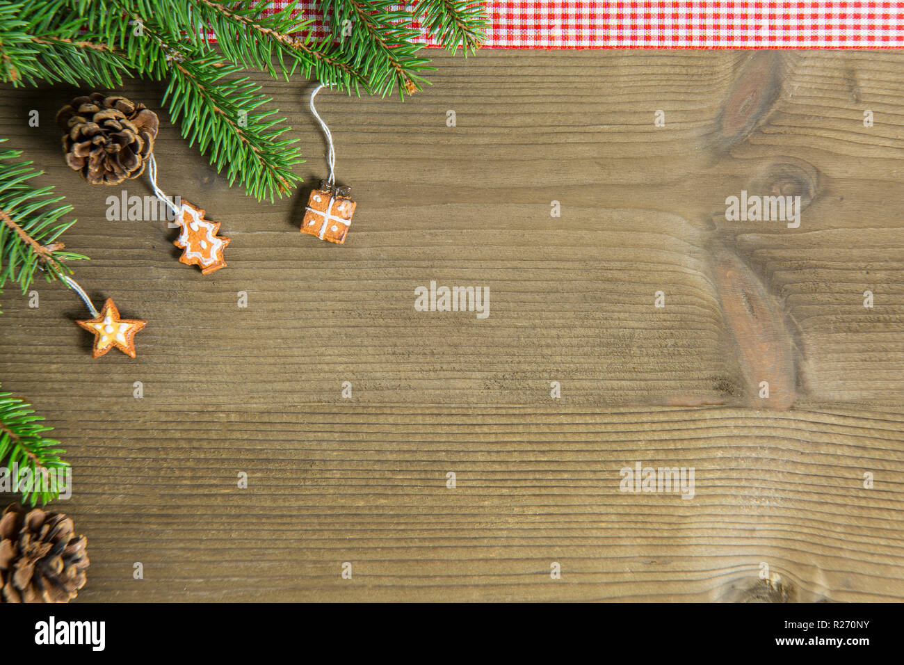 Zusammensetzung von Weihnachtsschmuck, mit Tannenzweigen und Tuch, ideal als Hintergrund Stockfoto