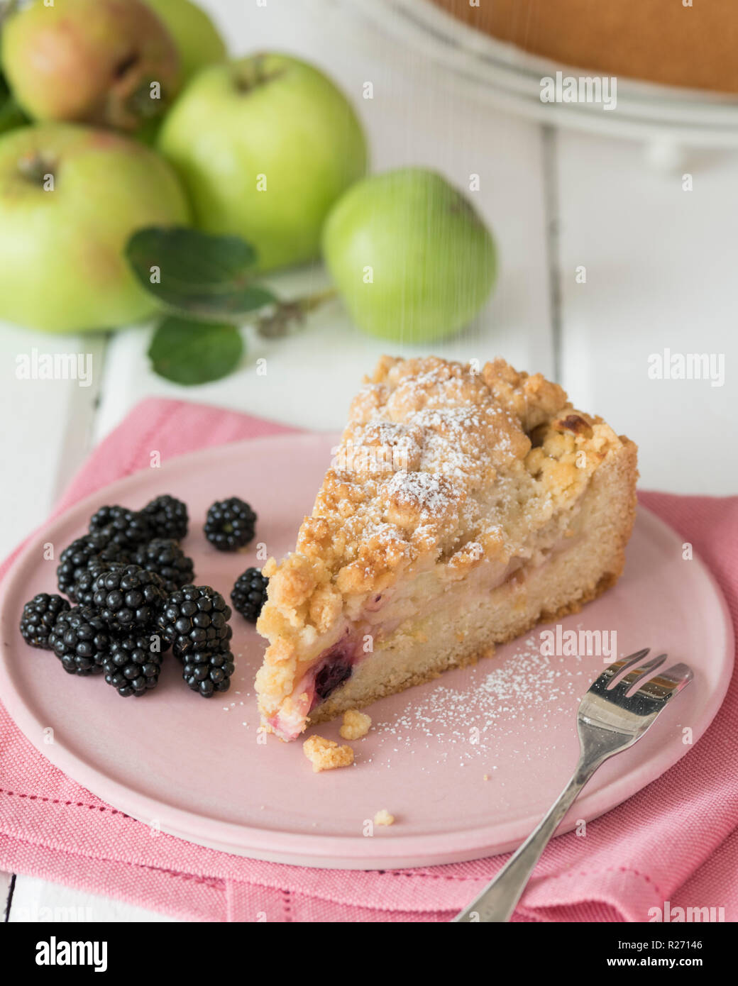 Stueck apfelkuchen mit creme fraiche -Fotos und -Bildmaterial in hoher ...