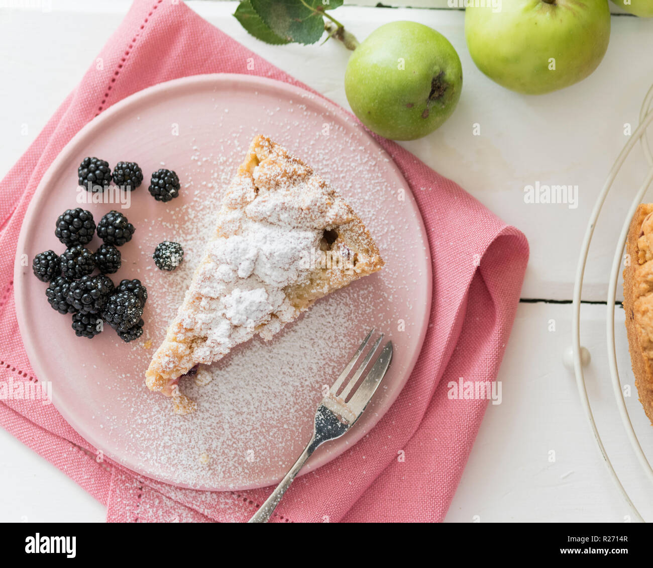 Stueck apfelkuchen mit creme fraiche -Fotos und -Bildmaterial in hoher ...