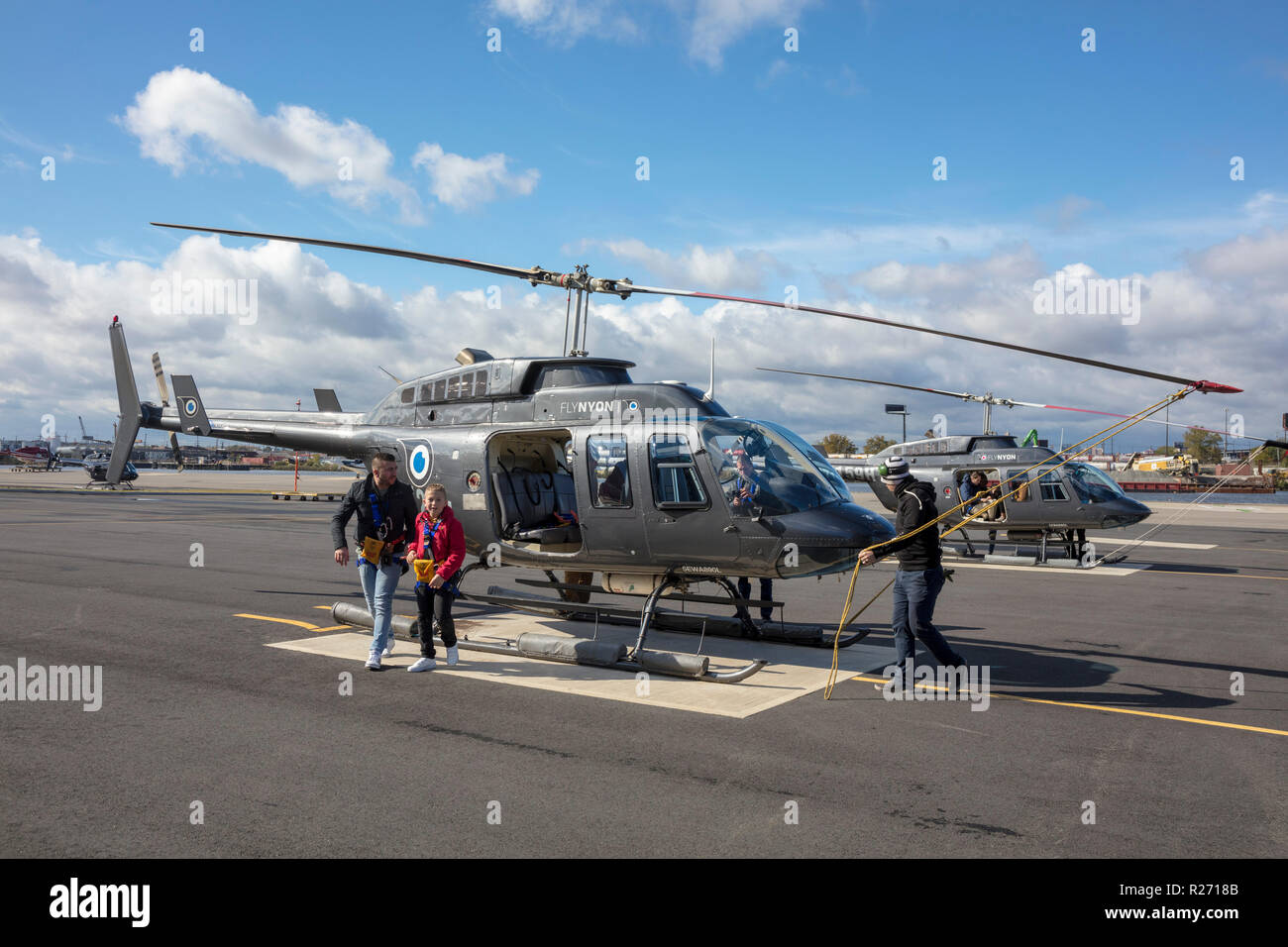 Ansicht der Touristen verlassen FlyNYON Hubschrauber am HHI Heliport, Kearny, New Jersey, USA Stockfoto