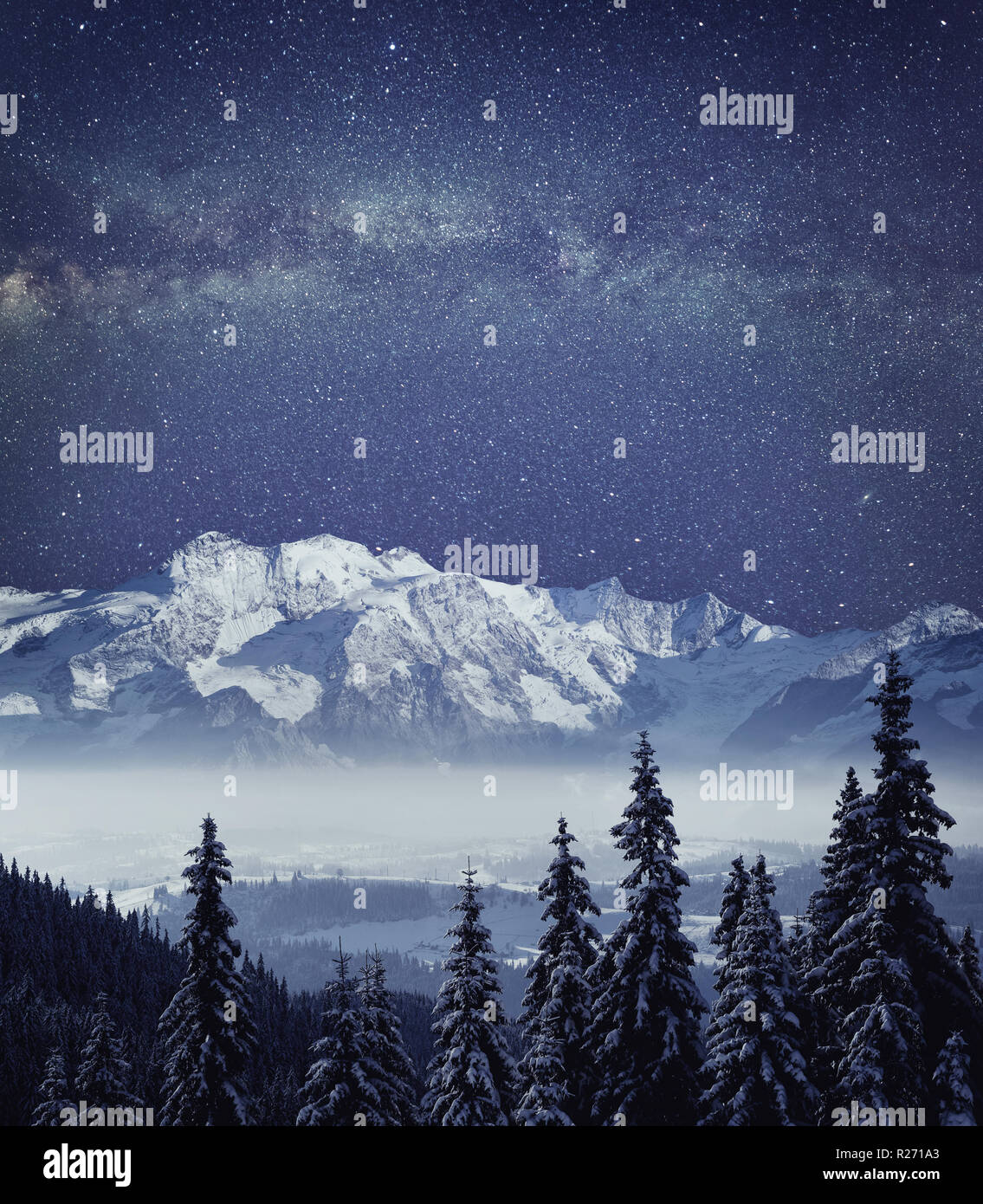 Nacht mountain Winterlandschaft. Tiefe Nacht Himmel mit Galaxie Milchstraße hochauflösende Panorama. Stockfoto