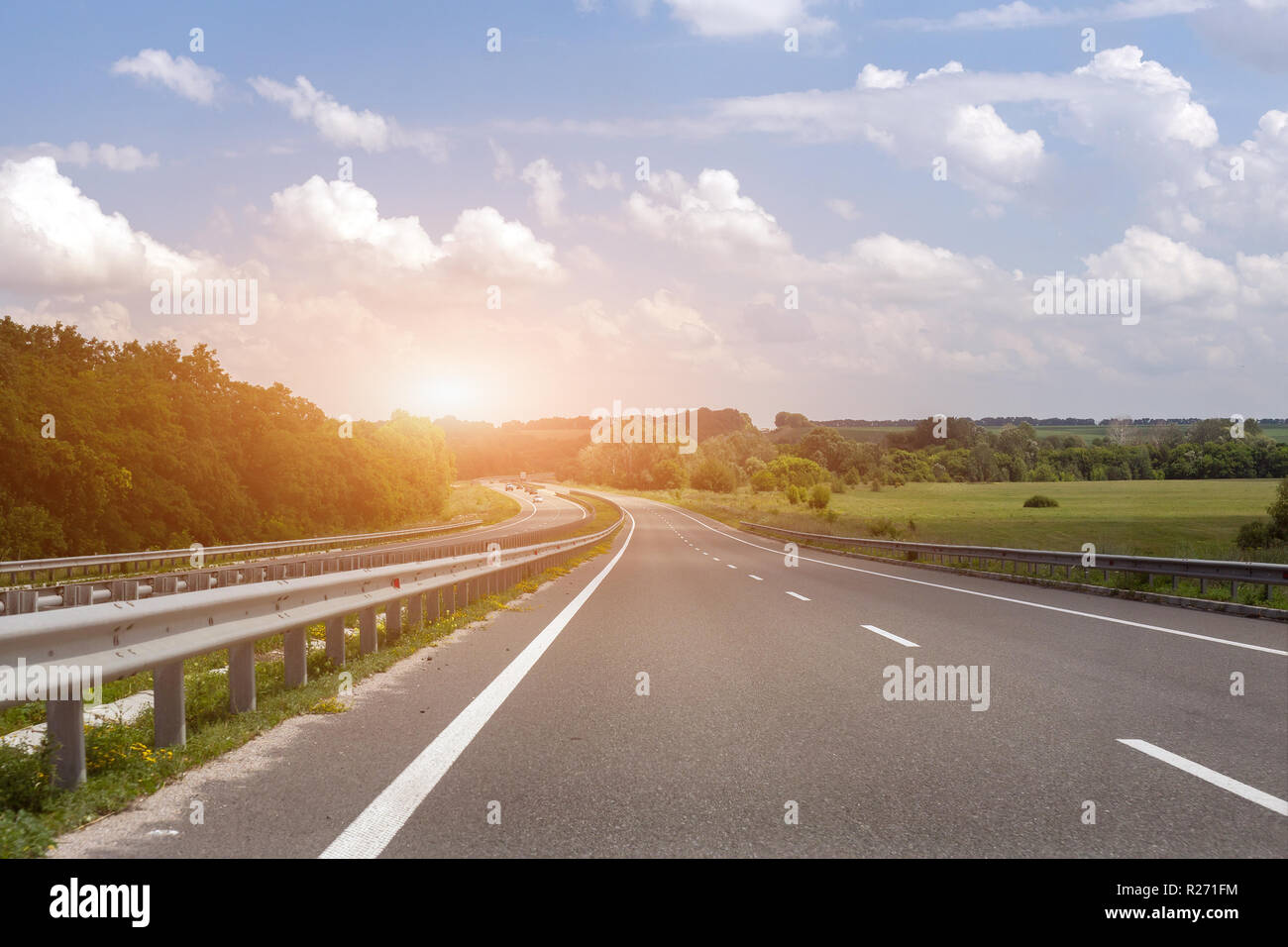 Fast emty Asphalt Autobahn mit blauen Himmel cloudys für den Hintergrund. Gebührenpflichtige Straßen Bau. Stockfoto