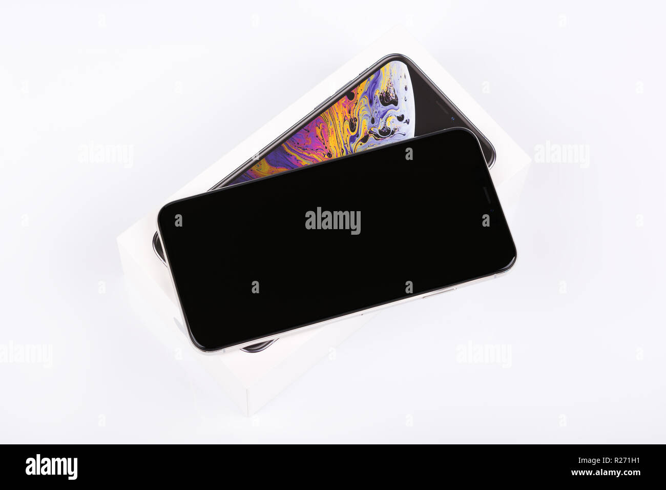 BURGAS, Bulgarien - 8. NOVEMBER 2018: Apple iPhone Xs Max silber auf weißem Hintergrund, Vorderansicht. Stockfoto