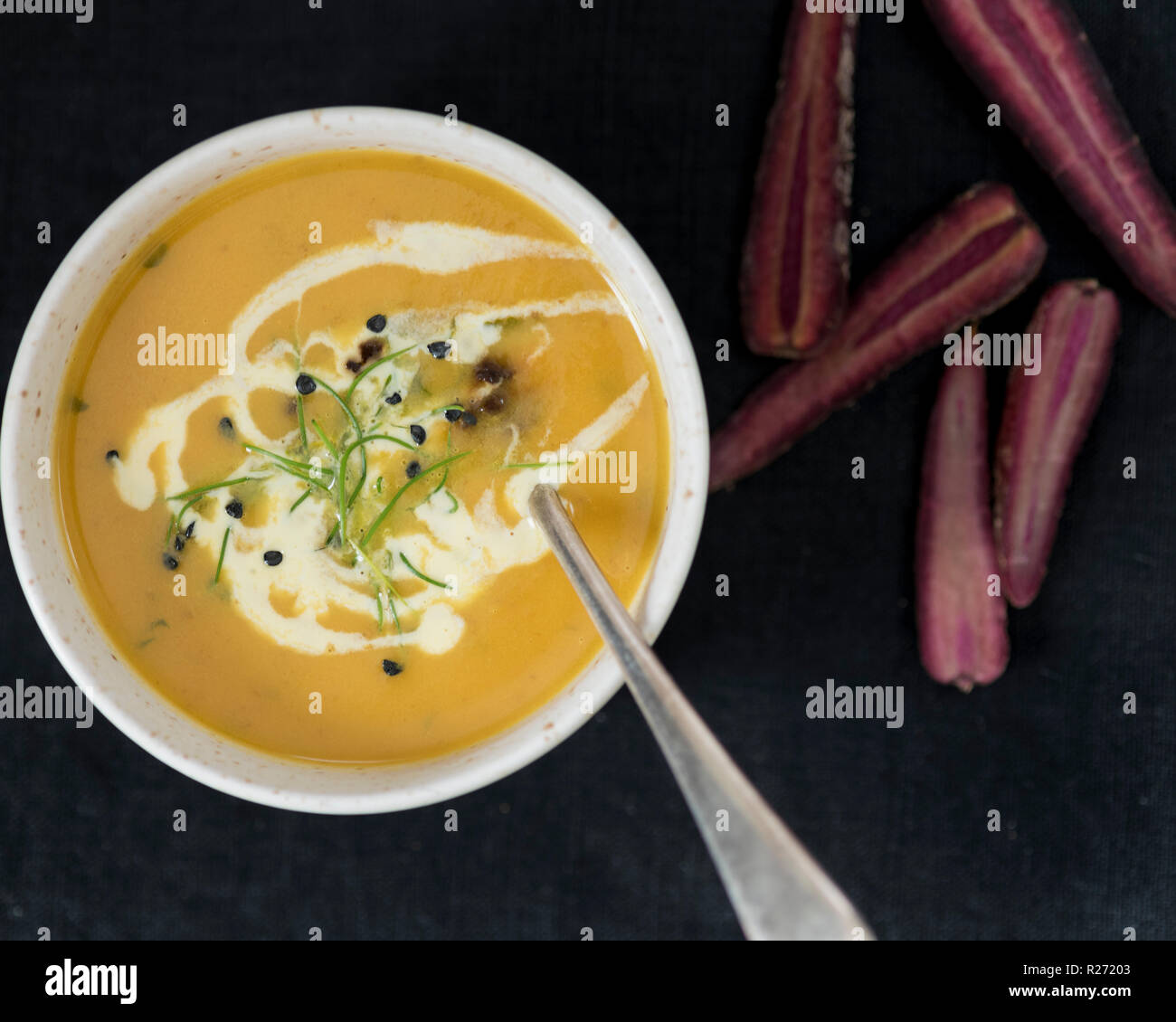 Karotte und Koriander Suppe mit lila Möhren Stockfoto