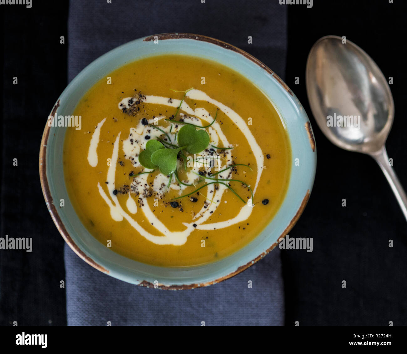 Karotte und Koriander Suppe Stockfoto