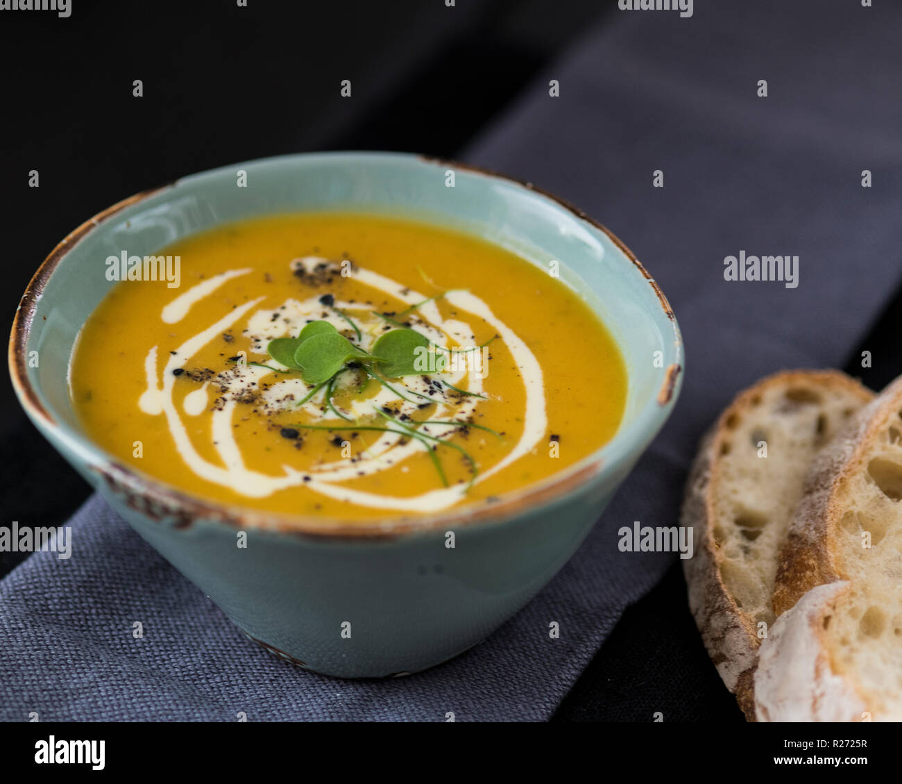 Karotte und Koriander Suppe mit Sauerteig Stockfoto