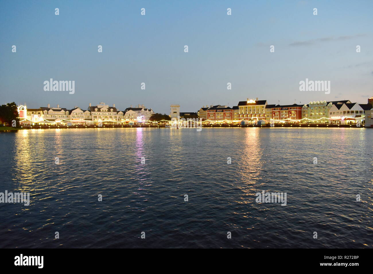 Orlando, Florida; November 02, 2018 beleuchtet und farbenfrohe Gebäude Dockside auf dem See am Lake Buena Vista wider. Stockfoto