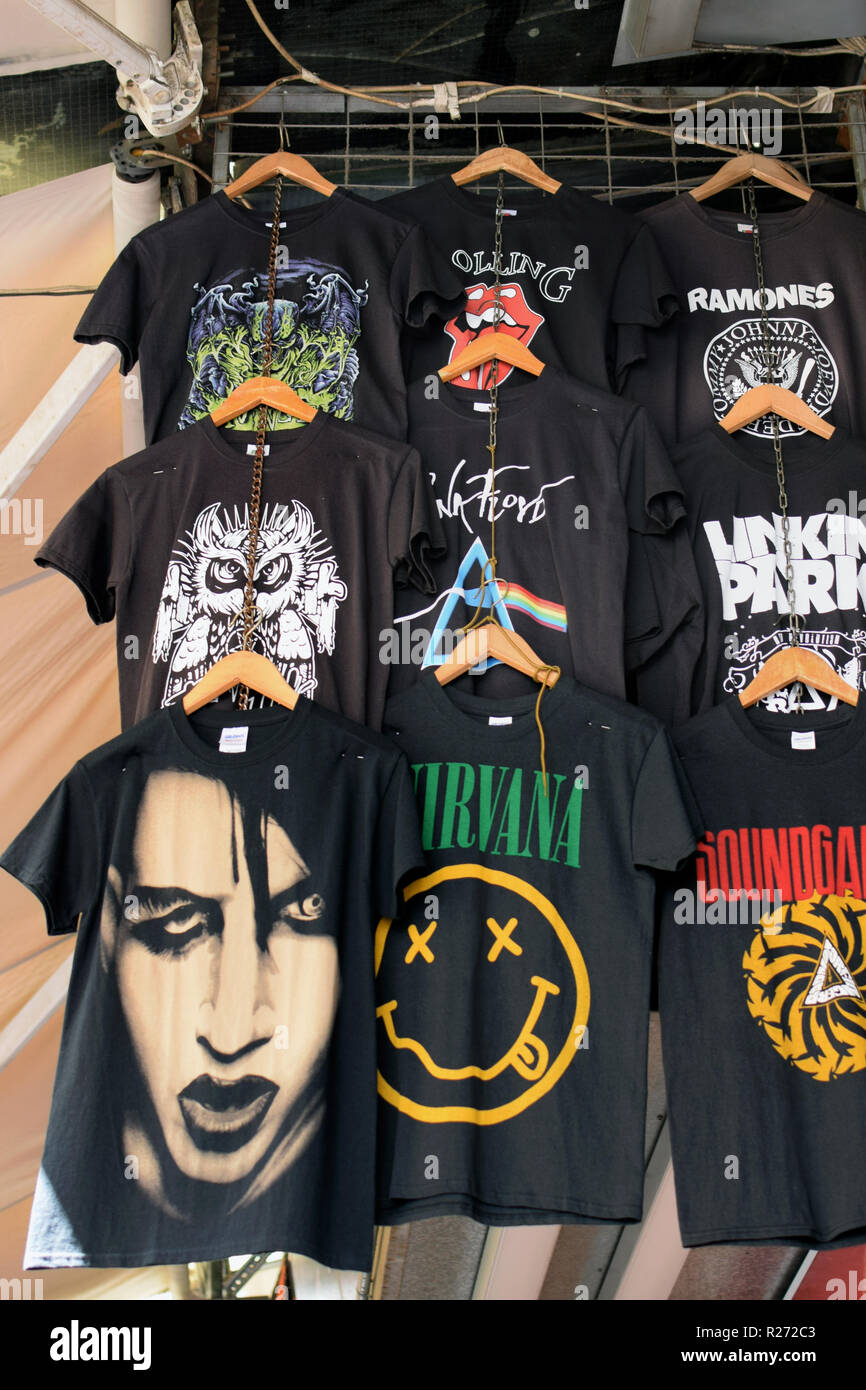 Athen, Griechenland - 29 AUGUST 2018: T-Shirts mit Rock Band bedruckt. Pop Musik waren. Stockfoto