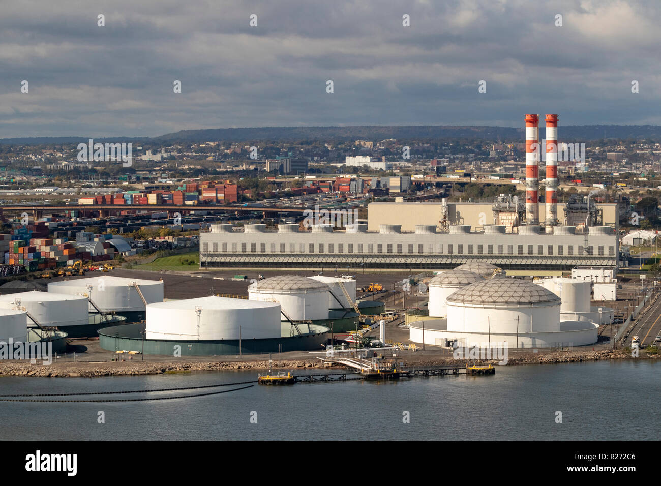 Helikopter Luftbild der Newark Zentrum Energie und angrenzenden Kraftstoff Lagertanks, Newark, New Jersey, USA Stockfoto