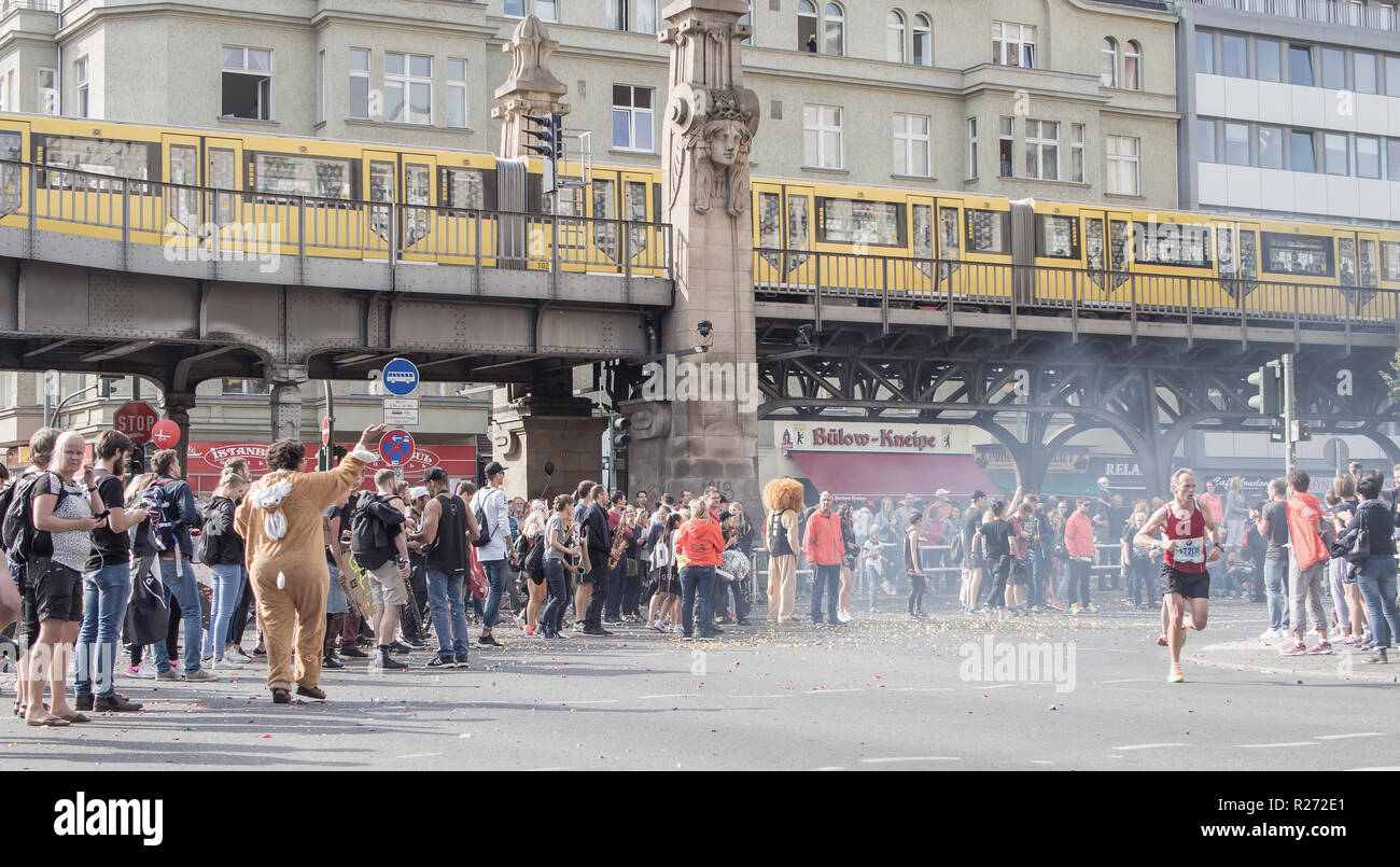 BERLIN, DEUTSCHLAND - 25. SEPTEMBER 2016: Zuschauer und Läufer an Berlin Marathon 2016, Zug im Hintergrund Stockfoto