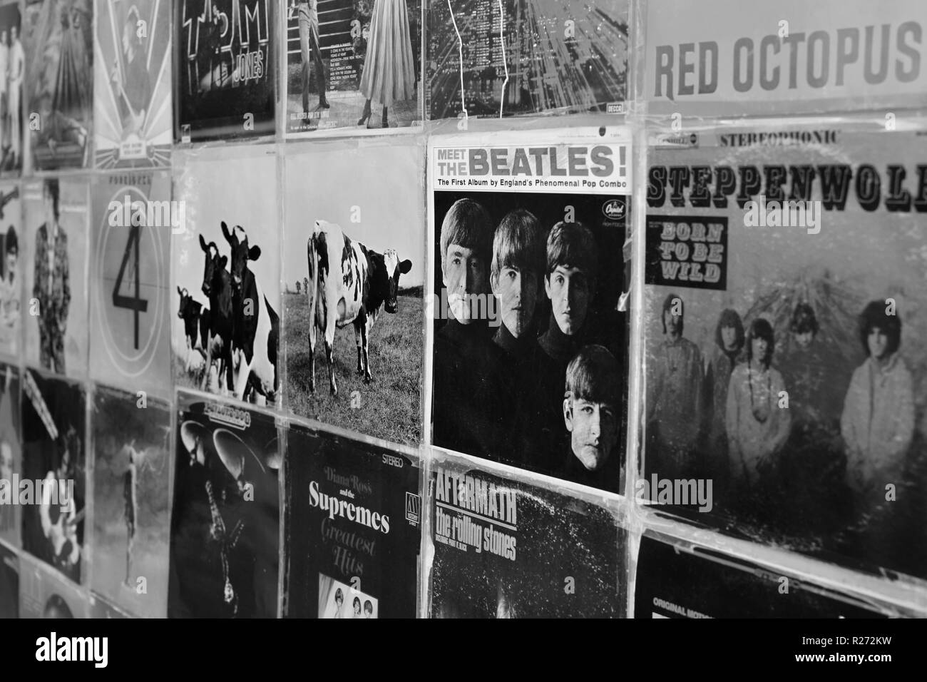 Athen, Griechenland - 29 AUGUST 2018: Wand mit Vintage vinyl records Pop und Rock Musik Album sleeves Hintergrund. Selektiver Fokus Schwarz und Weiß. Stockfoto
