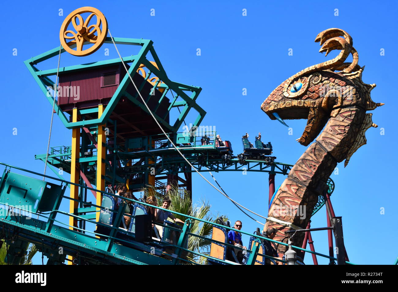 Tampa, Florida. Oktober 25, 2018 Leute Spaß super von Cobra Fluch Achterbahn in Tampa Bay Area. Stockfoto