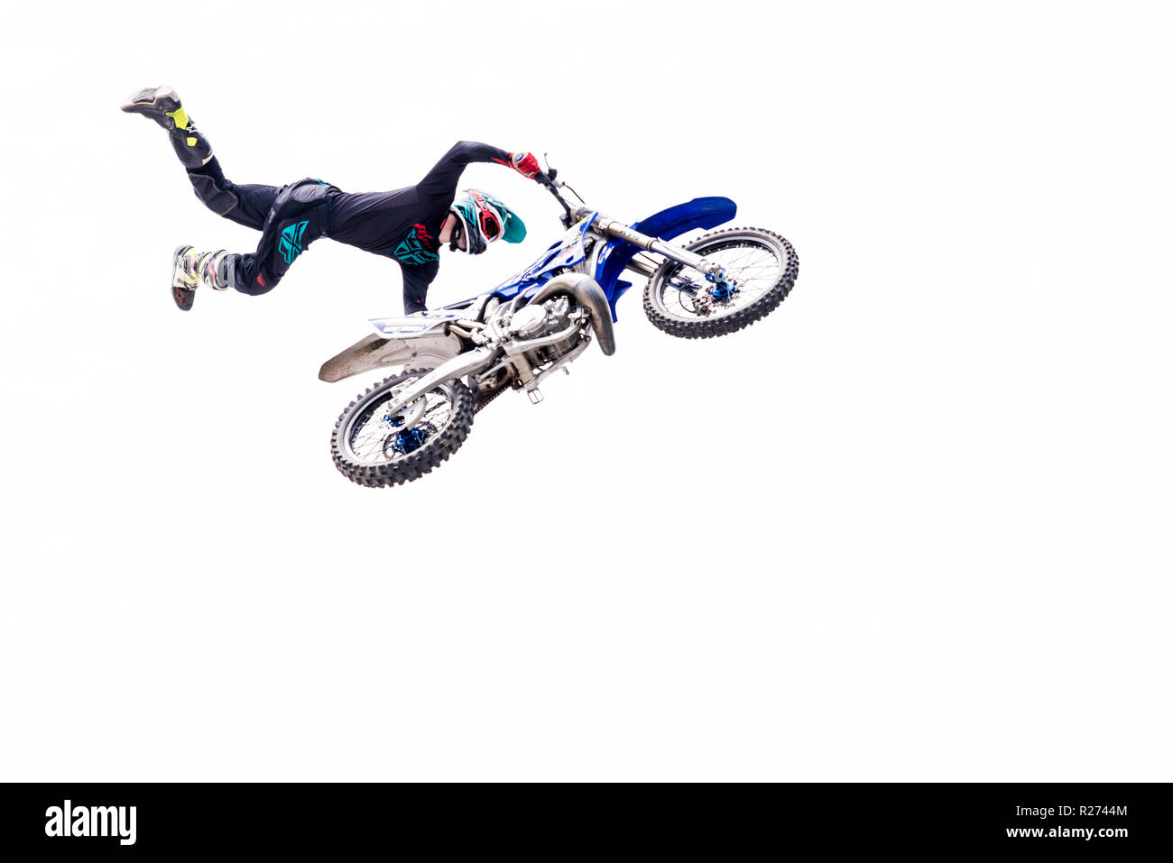 Motorrad Akrobatik von majestätischen Spektakuläre am Canoe Lake Park in Massachusetts durchgeführt. Stockfoto