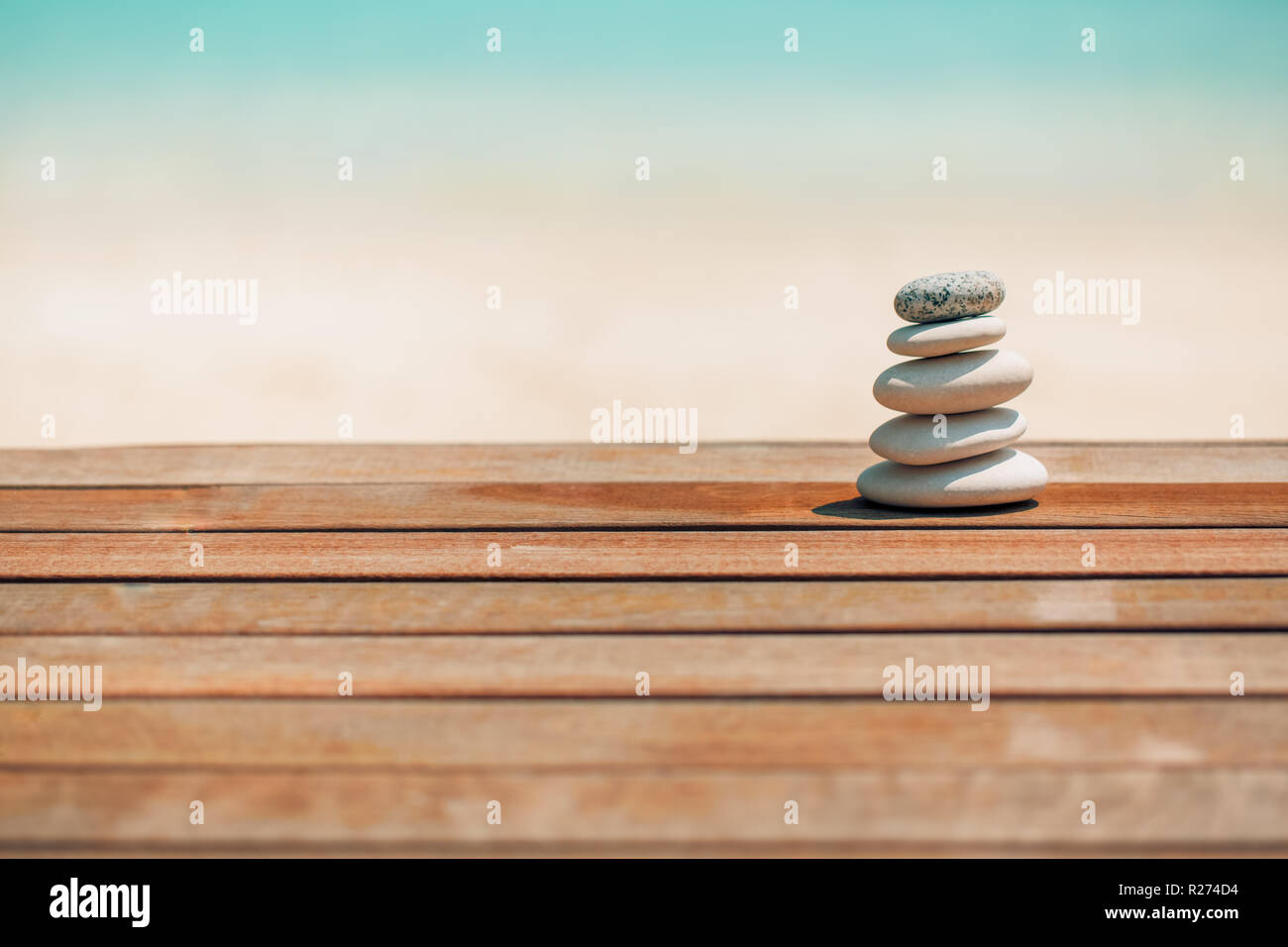 Zen Steine am tropischen Strand für perfekte Meditation. Steine auf weichen Sandstrand symbolisiert Stabilität, Zen, Entspannung, Harmonie, Balance, inspiration Stockfoto