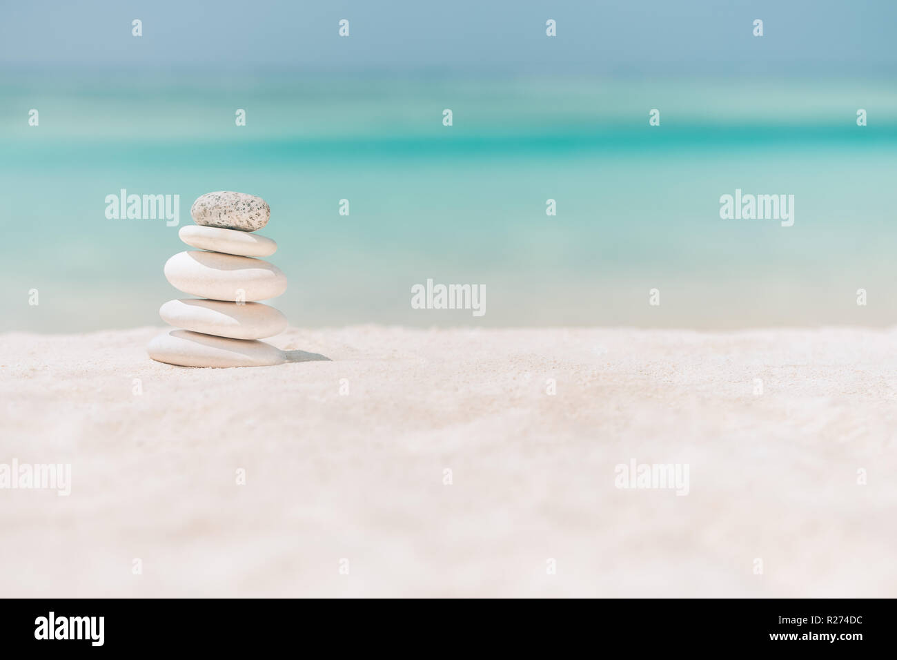 Zen Steine am tropischen Strand für perfekte Meditation. Steine auf weichen Sandstrand symbolisiert Stabilität, Zen, Entspannung, Harmonie, Balance, inspiration Stockfoto