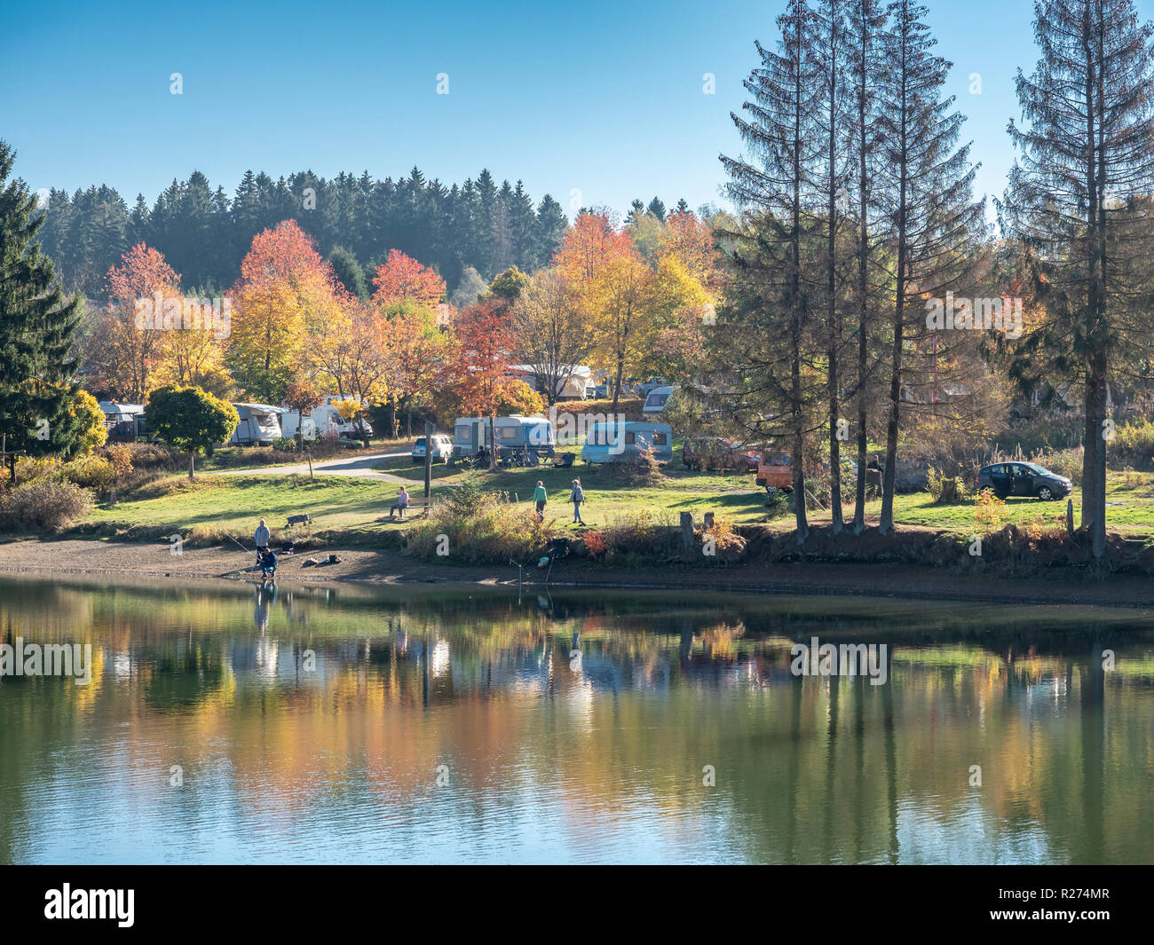 Campingplatz am Pixhaier See, Wohnwagen, Leute gehen Angeln im Herbst, in  der Nähe von Clausthal-Zellerfeld, Harz, Deutschland Stockfotografie - Alamy
