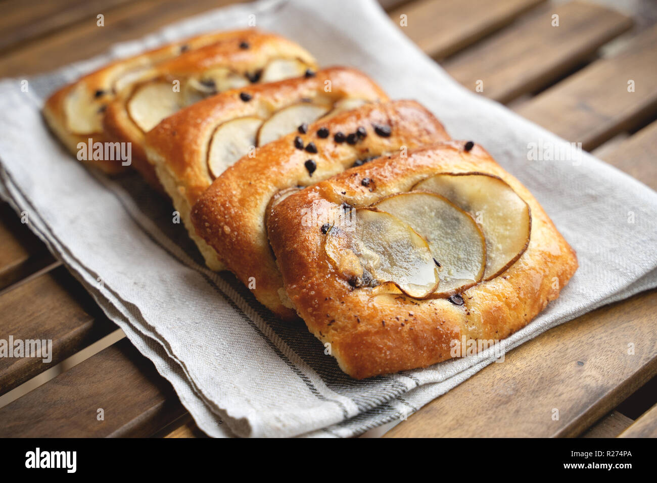 Französische brioche Brötchen mit Birne auf Holz Stockfoto