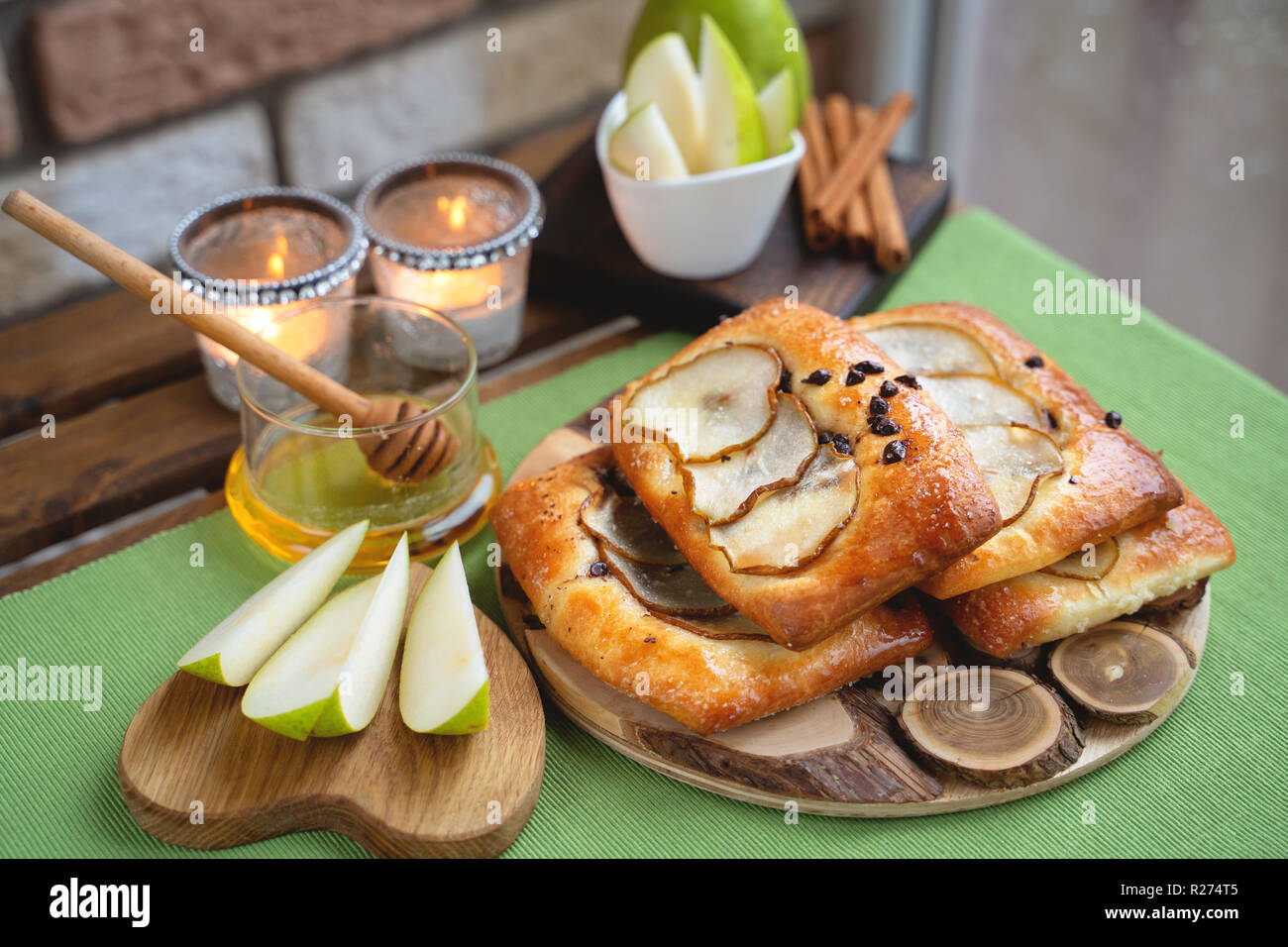 Französische brioche Brötchen mit Birne, Honig und Tee auf hölzernen Tisch Stockfoto