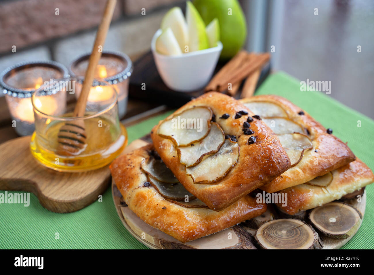 Französische brioche Brötchen mit Birne, Honig und Tee auf hölzernen Tisch Stockfoto