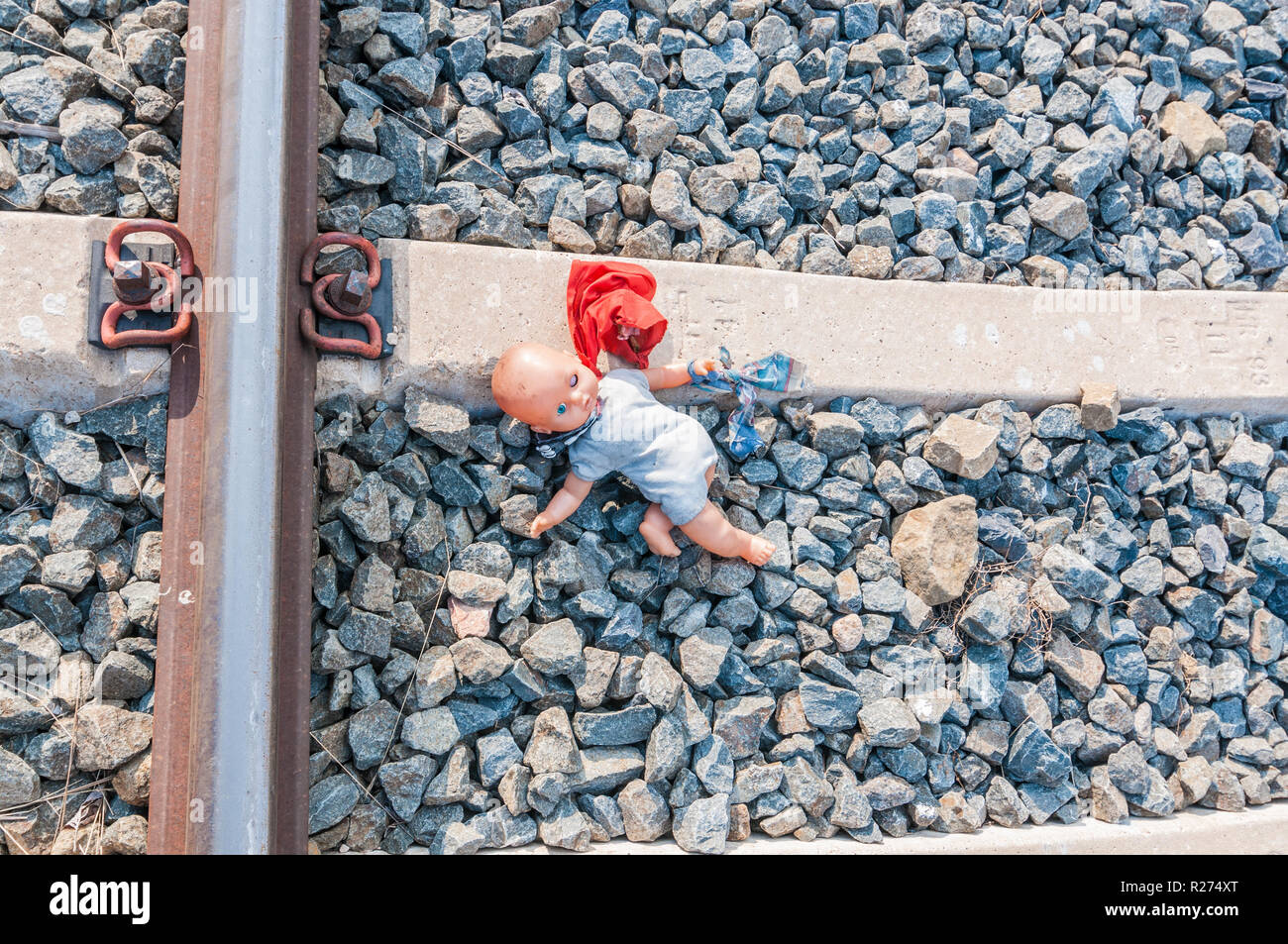 Gebrochene Kunststoff Puppe der Eisenbahn Stockfoto