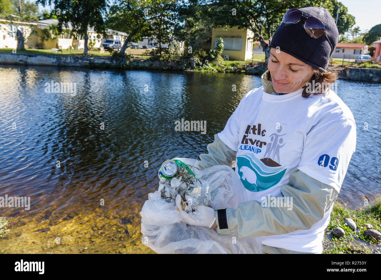 Miami Florida, Oakland Grove, jährlicher Little River Day Clean up, Trash, Pick up, Picking, Müll, Clean, Verschmutzung, Freiwillige Freiwillige arbeiten ehrenamtlich Stockfoto