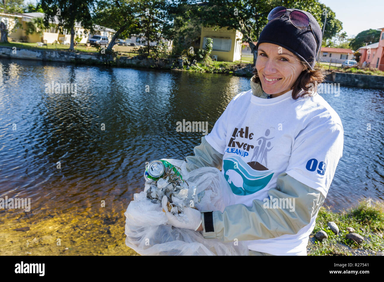 Miami Florida, Oakland Grove, jährlicher Little River Day Clean up, Trash, Pick up, Picking, Müll, Clean, Verschmutzung, Freiwillige Freiwillige arbeiten ehrenamtlich Stockfoto