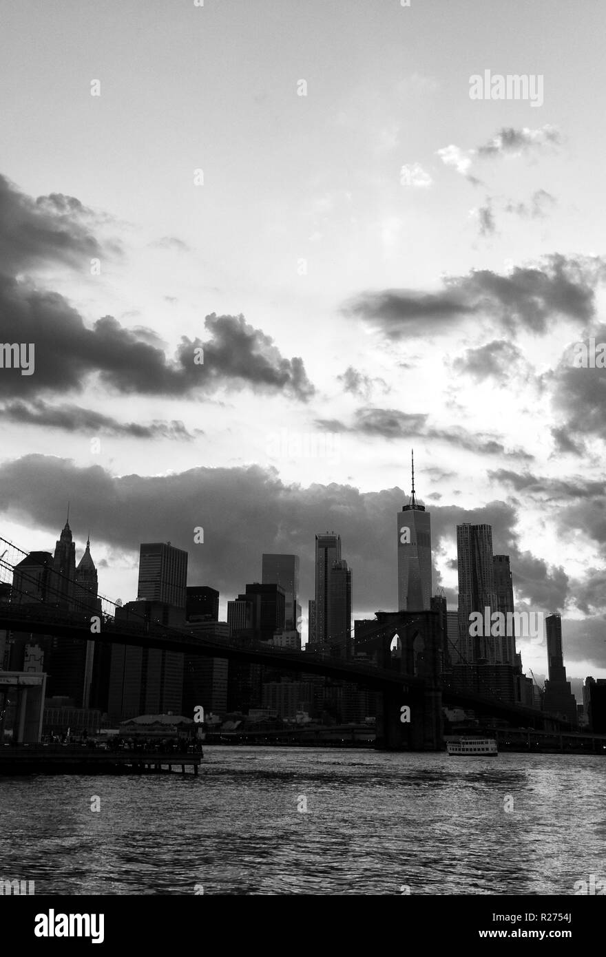 New York Stadtbild. New York City, Financial District in Manhattan Blick von Brooklyn Bridge Park. Stockfoto