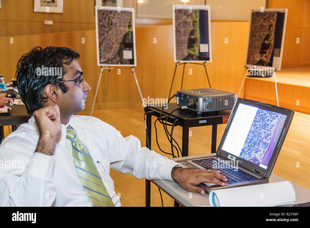 Miami Beach Florida, Regionalbibliothek, Fernverkehrsplan, öffentliche Tagung, Projektor, Präsentation, Laptop-Computer, Karte, Staffelei, asiatischer Mann, Männer Stockfoto