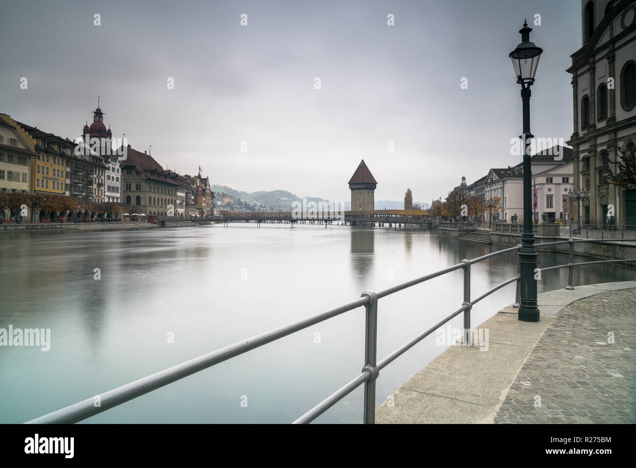 Der berühmte Schweizer Stadt Luzern Stadtbild Skyline und Kappel-brücke mit Wasserturm Panorama lange Belichtung Stockfoto