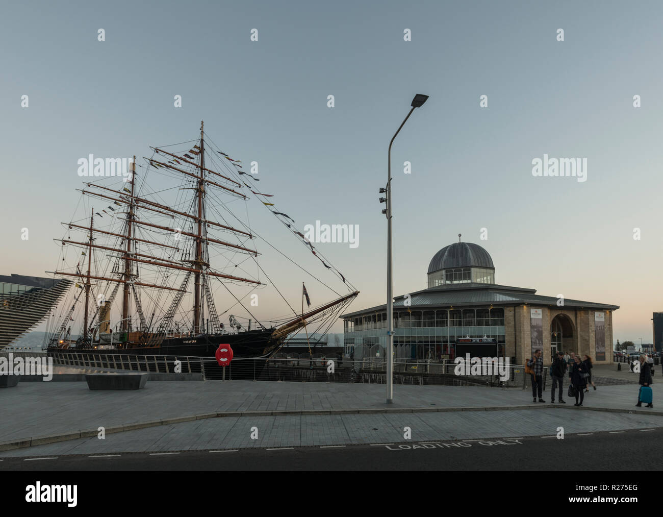 RRS Discovery, der letzte Holzschiff in Großbritannien gebaut wurde, ist neben dem V&A Design Museum als Teil der Waterfront regeneration in Dundee, UK angedockt Stockfoto