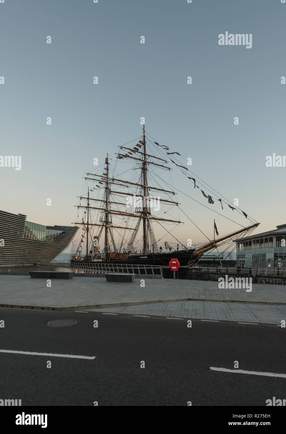 RRS Discovery, der letzte Holzschiff in Großbritannien gebaut wurde, ist neben dem V&A Design Museum als Teil der Waterfront regeneration in Dundee, UK angedockt Stockfoto