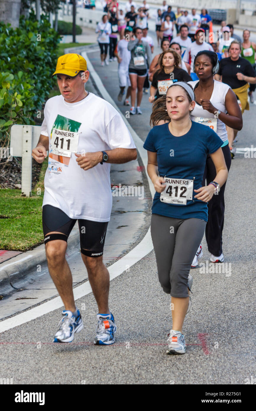 Miami Beach Florida, Blue Cross & Blue Shield Tropical 5K Lauf, Rennen, Läufer, Ausdauer, Sport, Fitness, Straßenrennen, Wettbewerb, Athlet, Startnummer, Mann Männer mal Stockfoto