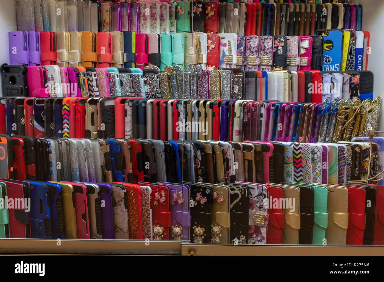 Mehrfarbig Handy Fällen/Abdeckungen auf der Anzeige Stockfoto