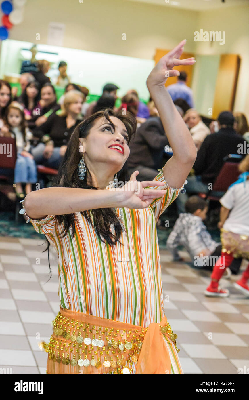 Miami Florida, Our Lady of Lebanon Maronite Catholic Church, libanesisches Festival, Festivals fair, Fundraiser, Frau weibliche Frauen, Bauchtänzerin, Performer, lang Stockfoto