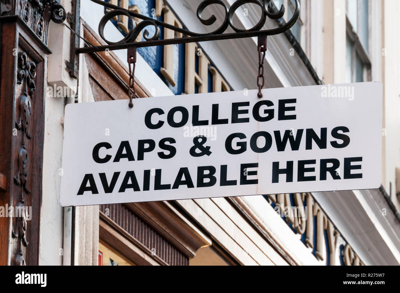 Ein Zeichen in Oxford liest College Caps & Kleider hier verfügbar. Stockfoto