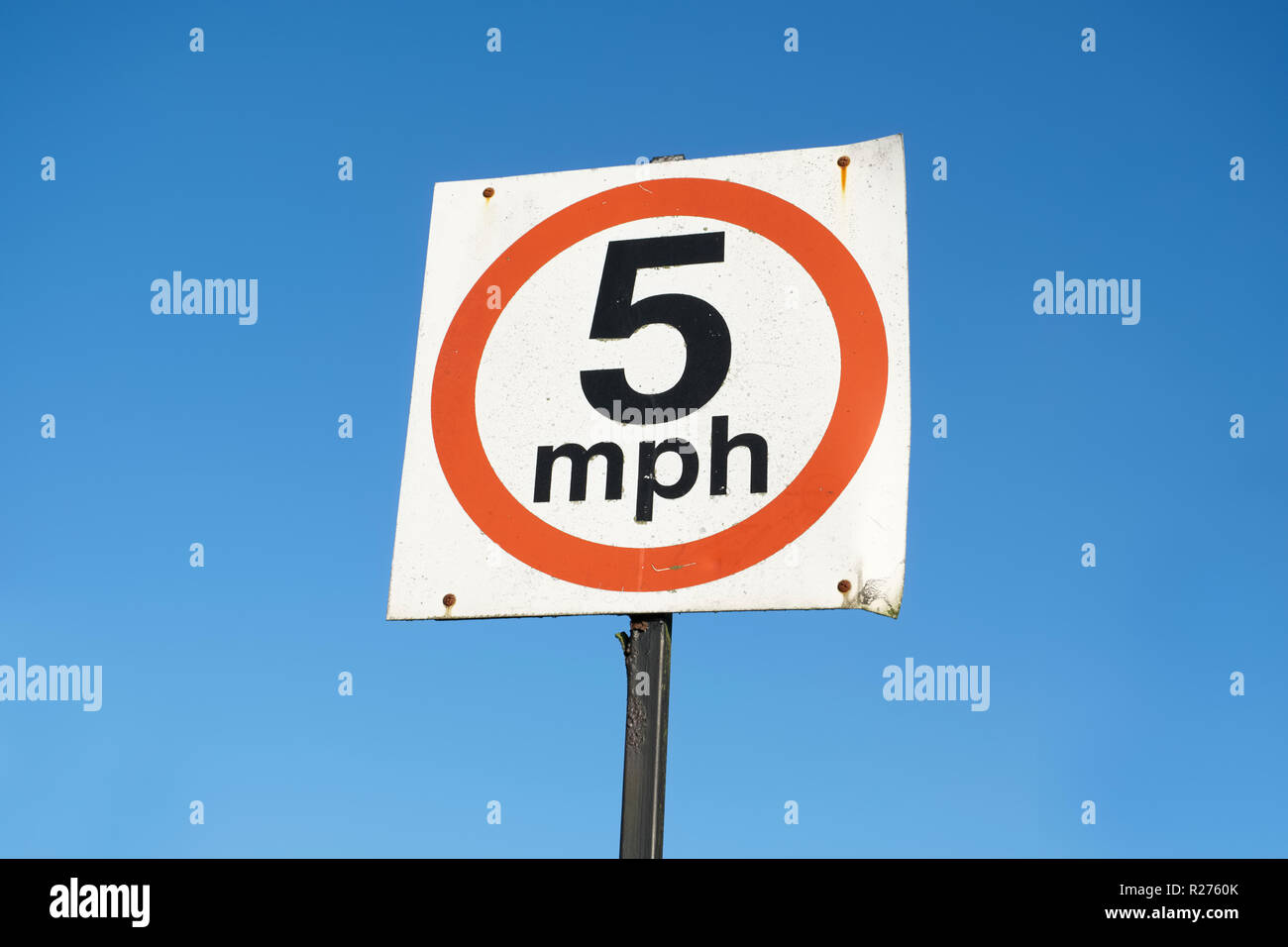 5 mph Höchstgeschwindigkeit Zeichen gegen leer Leer blauer Himmel Stockfoto