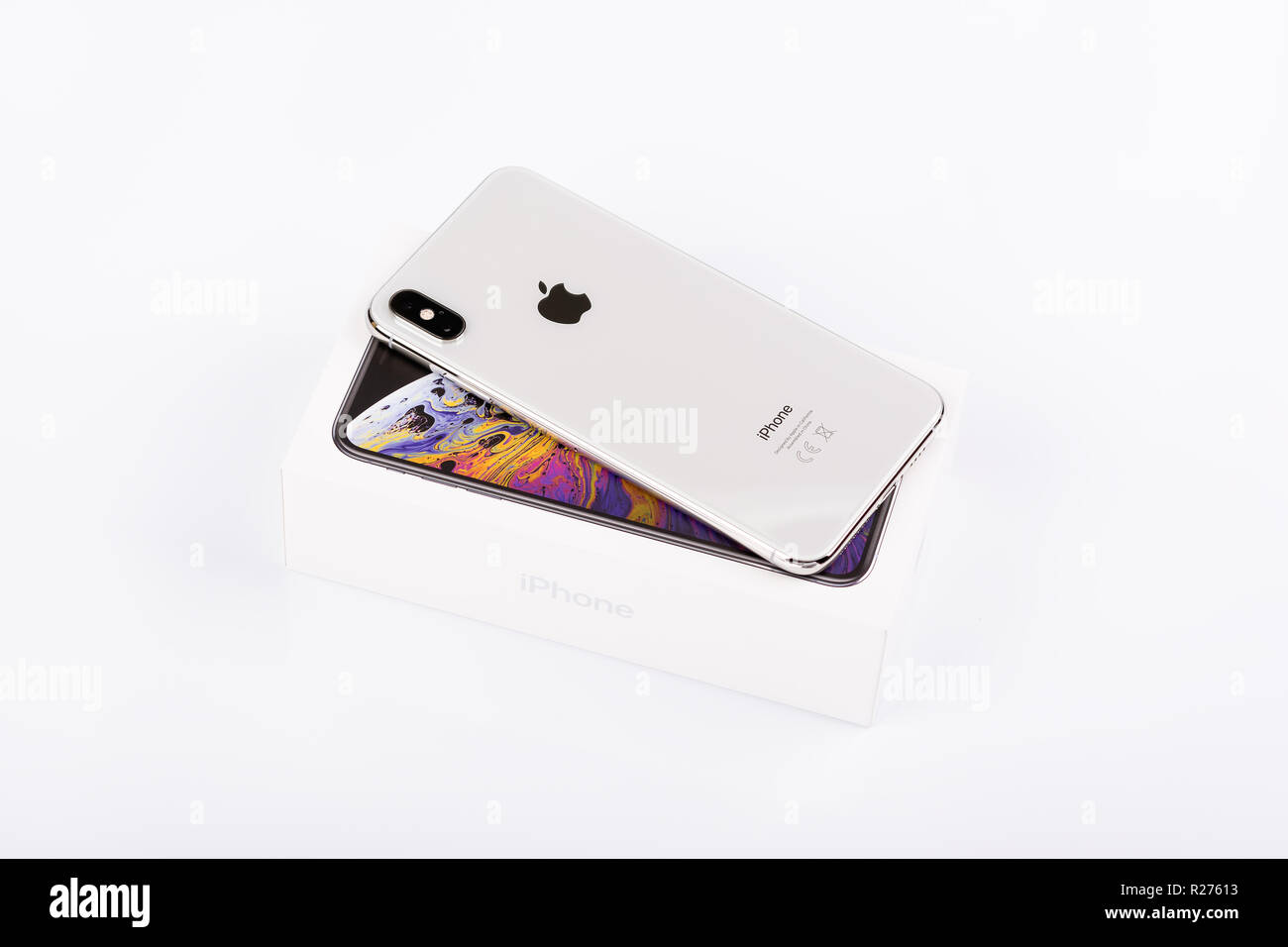BURGAS, Bulgarien - 8. NOVEMBER 2018: Apple iPhone Xs Max silber auf weißem Hintergrund, Ansicht von hinten. Stockfoto