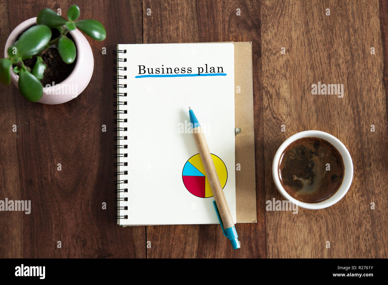 Notizblock mit business plan auf dem Tisch. Planung der Geschäftsstrategie oder Budgetierung Konzept. Stockfoto